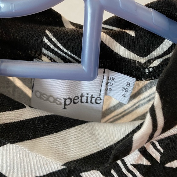 NWOT ASOS Cold Shoulder Crop Top - Picture 3 of 4